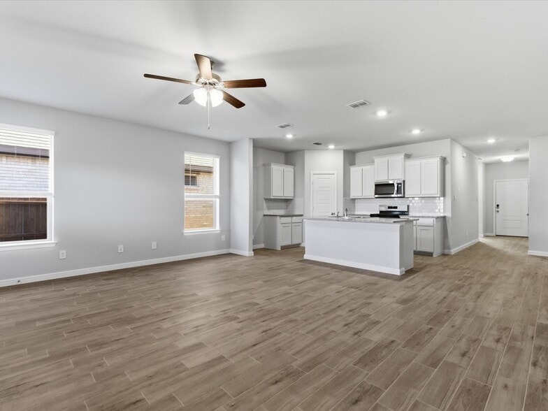 Living - 713 Amber Fields Dr