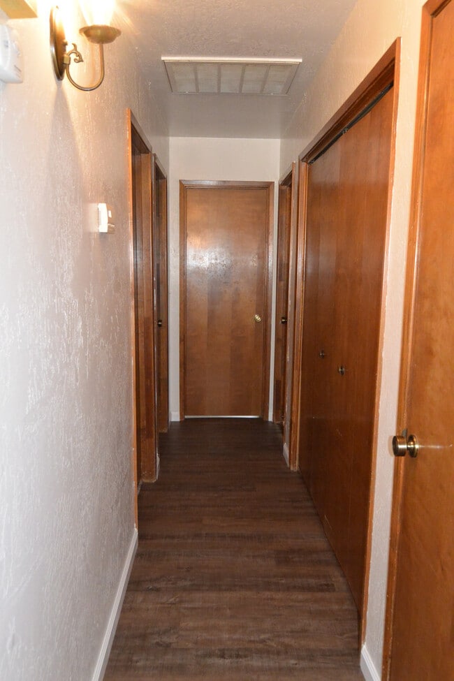 Building Photo - 3 bedroom 2 bathroom home in SW Visalia