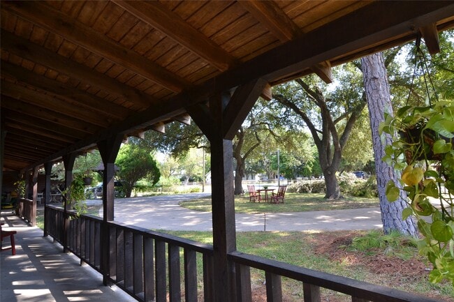 Building Photo - 2611 Primrose Dr