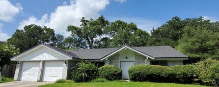 Building Photo - Beautiful brick home in Beaumont West End