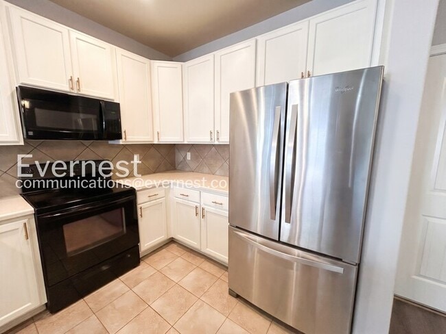 Building Photo - 3 Bed/2.5 Bath Townhome with Modern Amenities / Available Now!