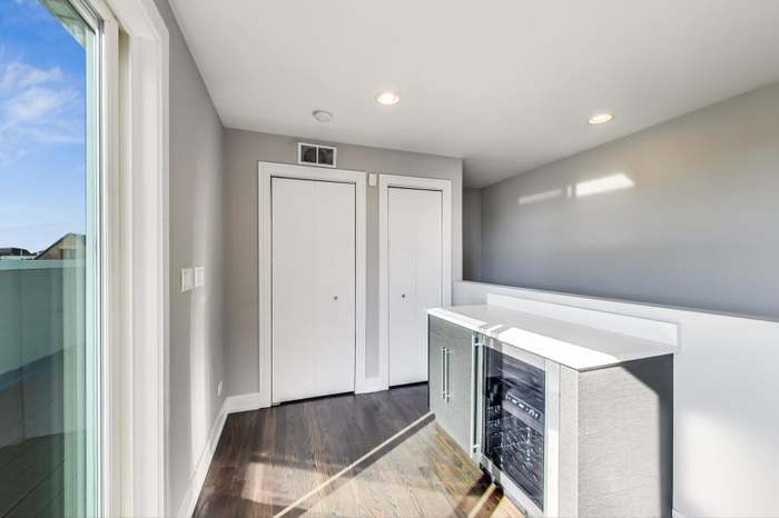 Building Photo - 1021 N Hermitage Ave