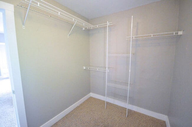 Building Photo - 495 S Lazelle St