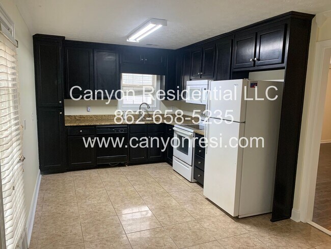 Building Photo - Beautiful 3b Room!Move in ready!