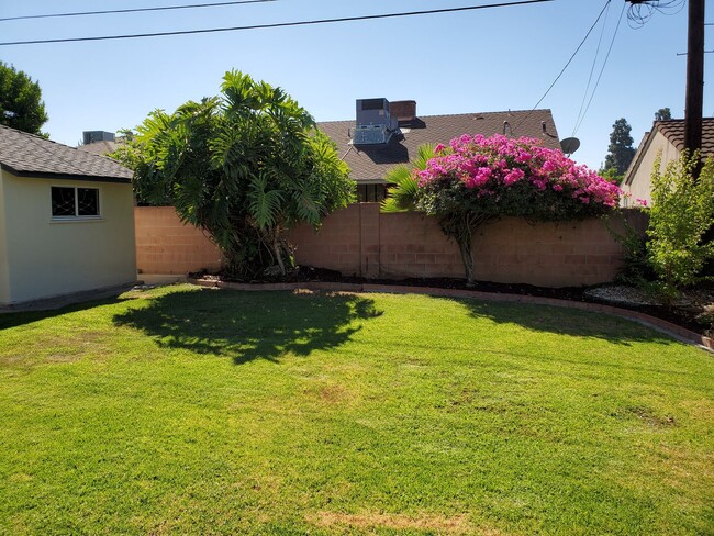 Building Photo - Spacious 3-Bedroom, 1.5-Bath Home in Prime...