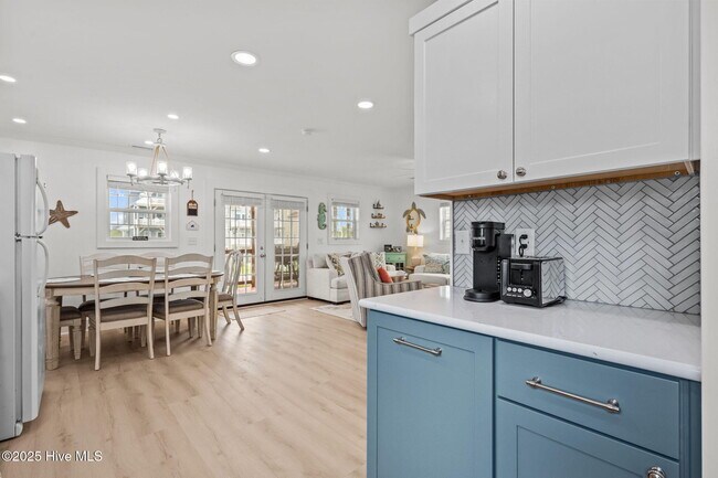 Building Photo - 2660 Island Dr