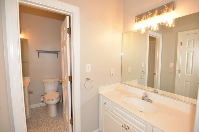Building Photo - 2 Bedroom Townhome in Cypress Point North
