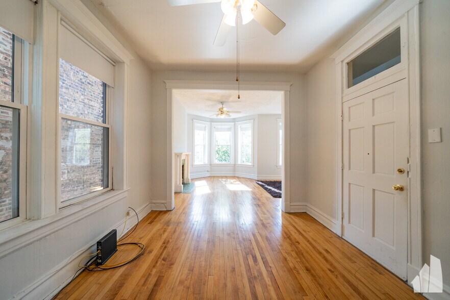 Building Photo - 1037 S Racine Ave