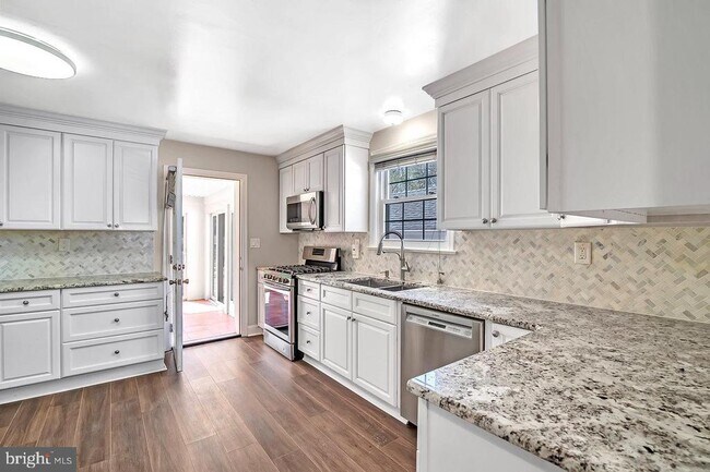 Building Photo - 32 Cranbury Rd