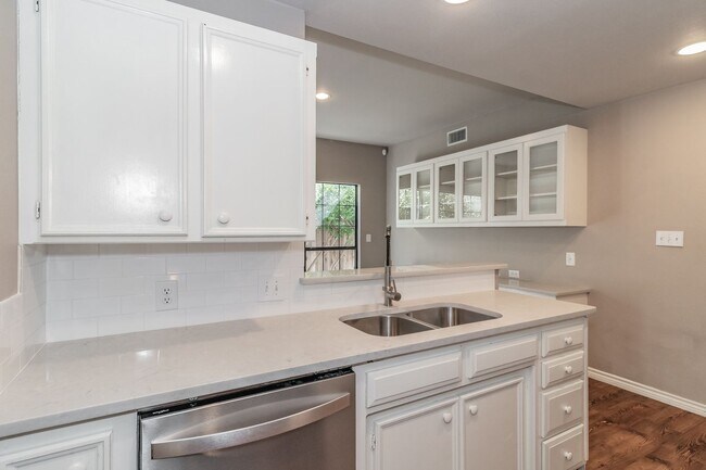 Building Photo - Beautiful townhome in a prime location nea...
