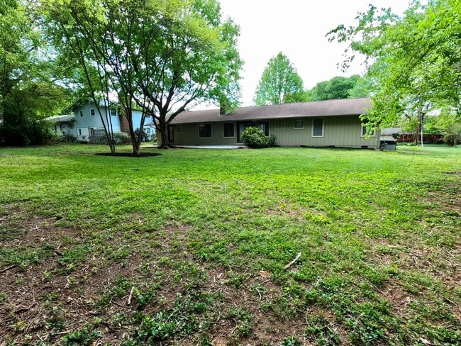 Building Photo - RANCH WITH LARGE LOT IN W. KNOX-CRESTWOOD ...