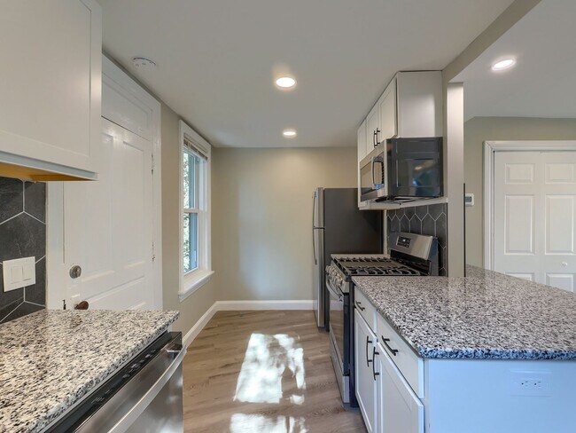 Building Photo - 612 N 2nd St