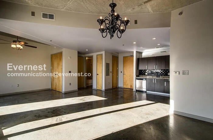 Building Photo - 600 12th Ave S