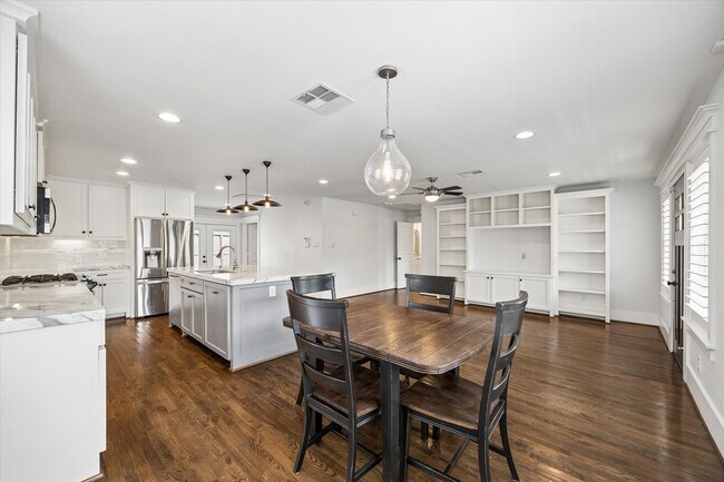 Building Photo - 1062 W 41st St