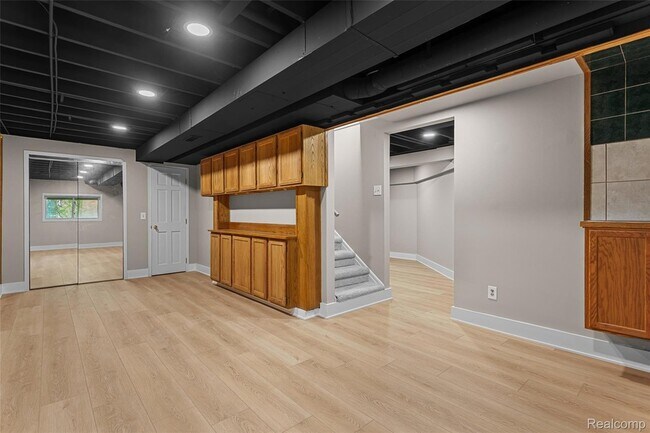 Building Photo - 6552 Orion Rd
