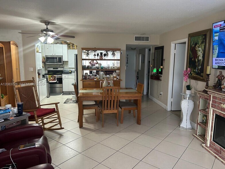 Building Photo - 7450 Miami Lakes Dr