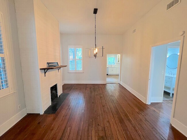 Building Photo - 2 BED | 2.5 BATH | DOWNTOWN LIVING | PRIVA...