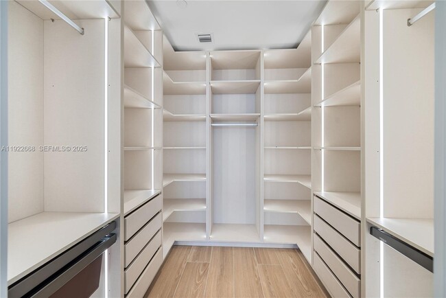 Building Photo - 700 NE 24th St