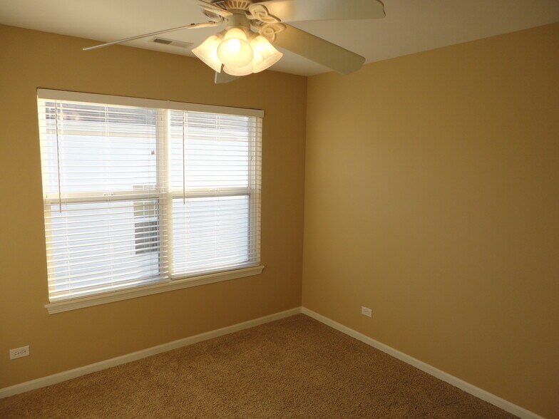 Building Photo - 1825 Bluestem Cir