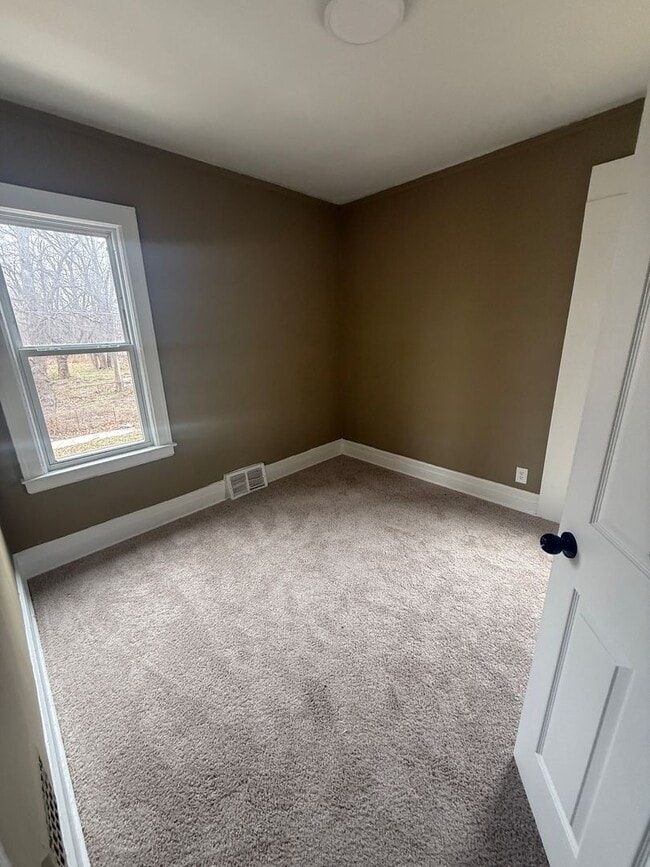 Building Photo - 15512 Mendota St