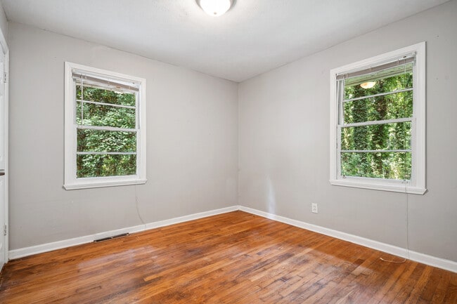 Building Photo - 582 Boyds Dr SE