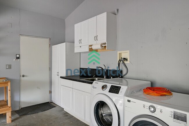 Building Photo - "Charming 3-Bedroom Bellevue Retreat: Cozy Comfort & Ideal Location!"