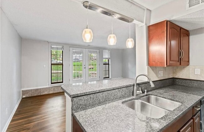 Building Photo - Plaza condo 2 Bed 2 Bath! $1500.00