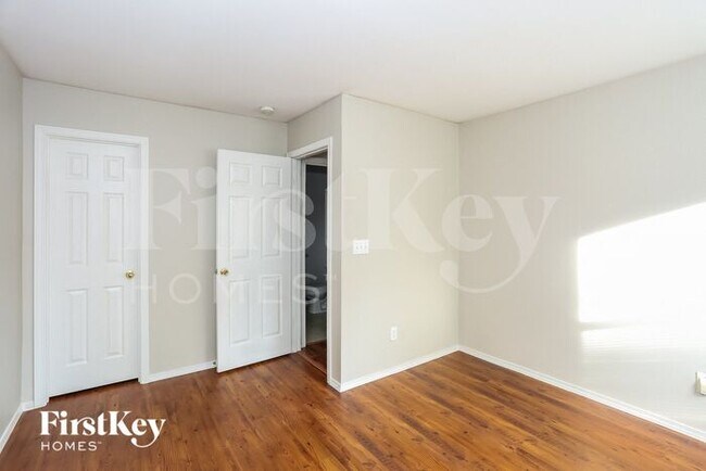 Building Photo - 3632 Larkhaven Village Dr