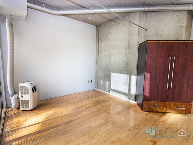 Building Photo - Beautiful Studio Condo in Portland!