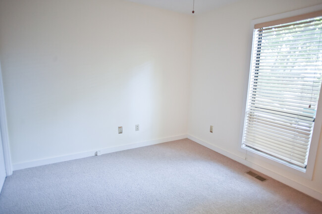 Building Photo - Super cute house in Carrboro!