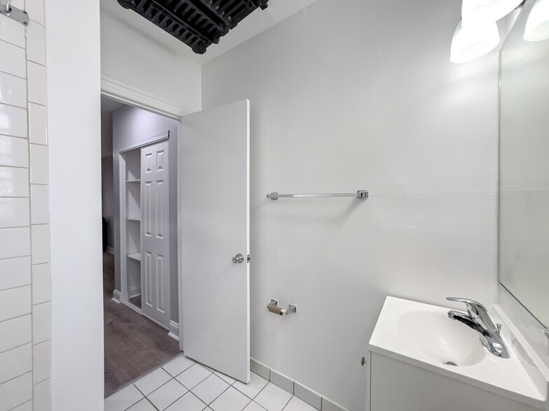 Building Photo - 4241 N Kenmore Ave