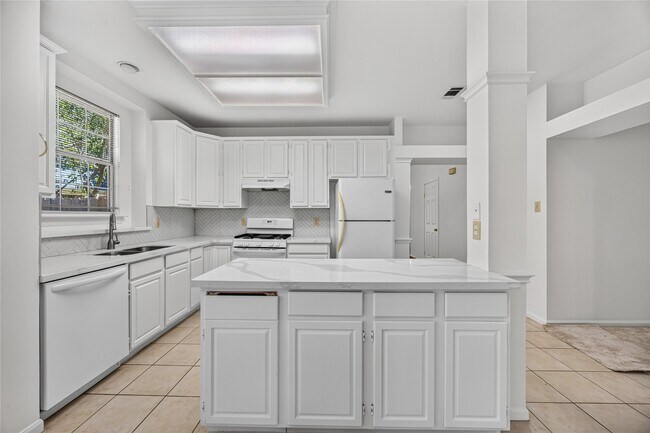 Building Photo - 88 Laughing Brook Ct