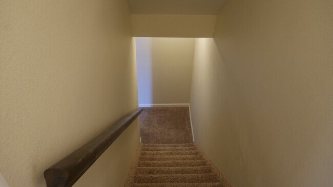 Building Photo - 3 Bedroom 2.5 Bath Townhome with Great Mou...