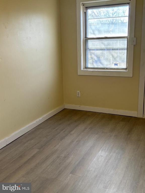 Building Photo - 914 Burnside Rd