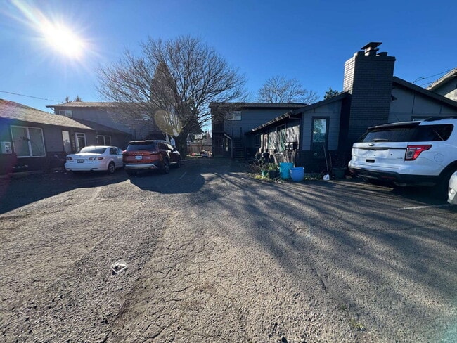 Building Photo - 2-bedroom / 1-bath, Near Transportation