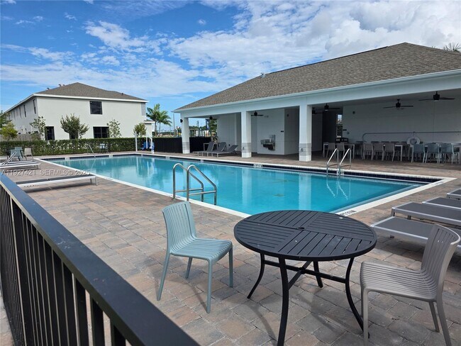 Building Photo - 261 NE 16th St