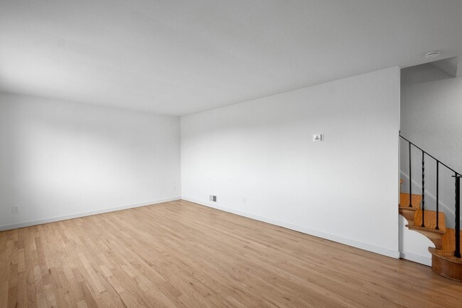 Building Photo - Ready for move in! Check out this RENOVATED 3 bedroom in BROOKLINE! UNBEATABLE LOCATION!