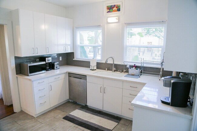 Building Photo - 601 S Sweetzer Ave