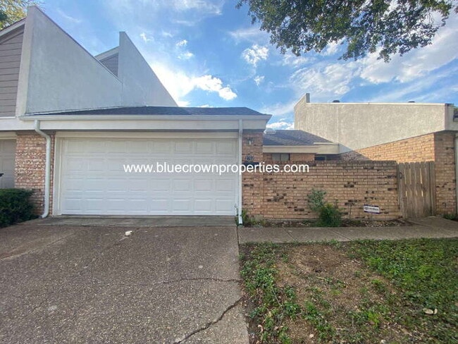 Building Photo - 2702 Stonecreek Pl