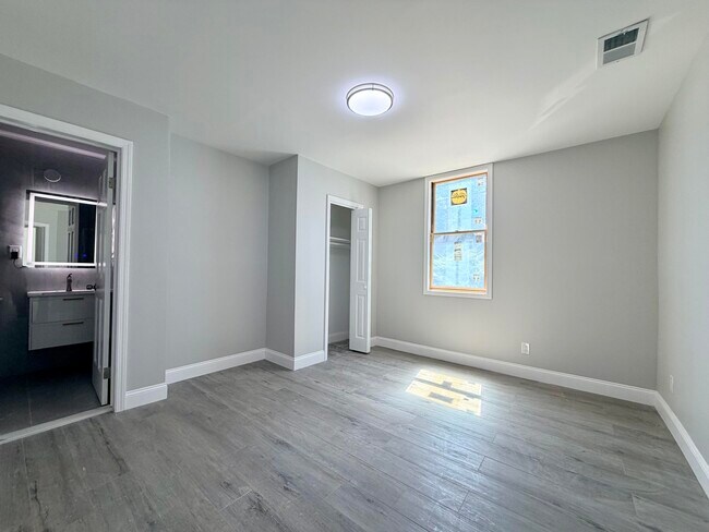 Building Photo - 341 Grosvenor Ave