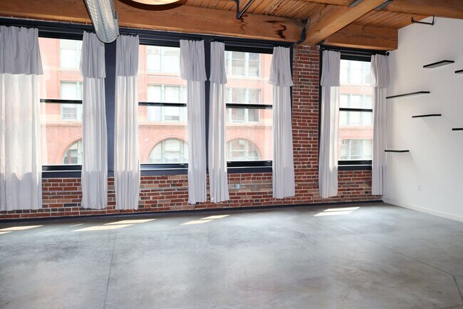 Building Photo - Live in the Heart of the Downtown Loft Dis...
