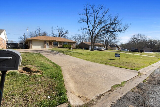 Building Photo - Charming Newly Remodeled Rental Home in a Quiet Neighborhood