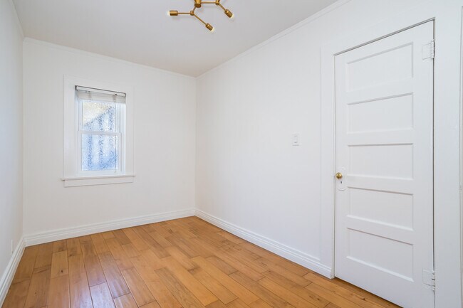 Building Photo - 700 Angelus Pl