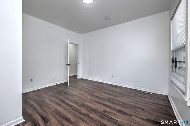 Building Photo - 483 Ferry St