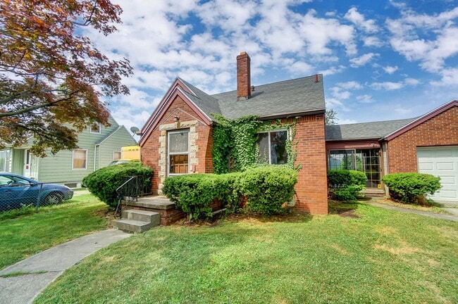 Building Photo - 347 Darrow Ave
