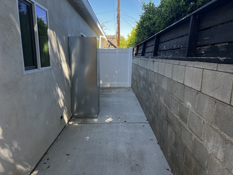 Building Photo - 5952 Balcom Ave