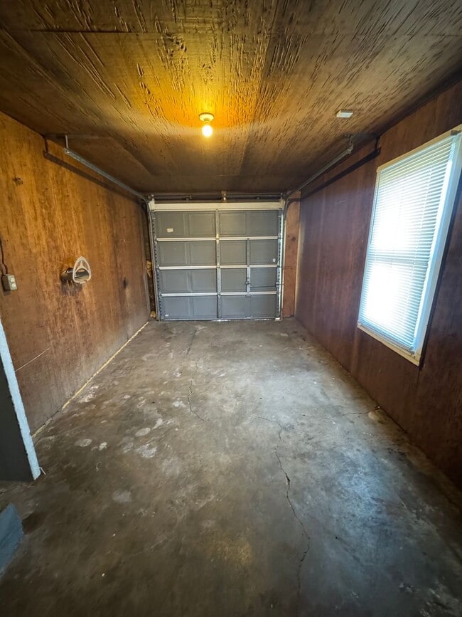 Building Photo - 2 Bedroom Rental Available on Sunset!