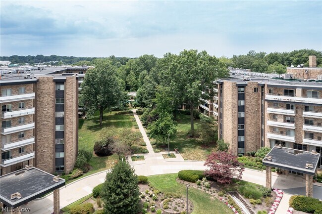 Building Photo - 2112 Acacia Park Dr