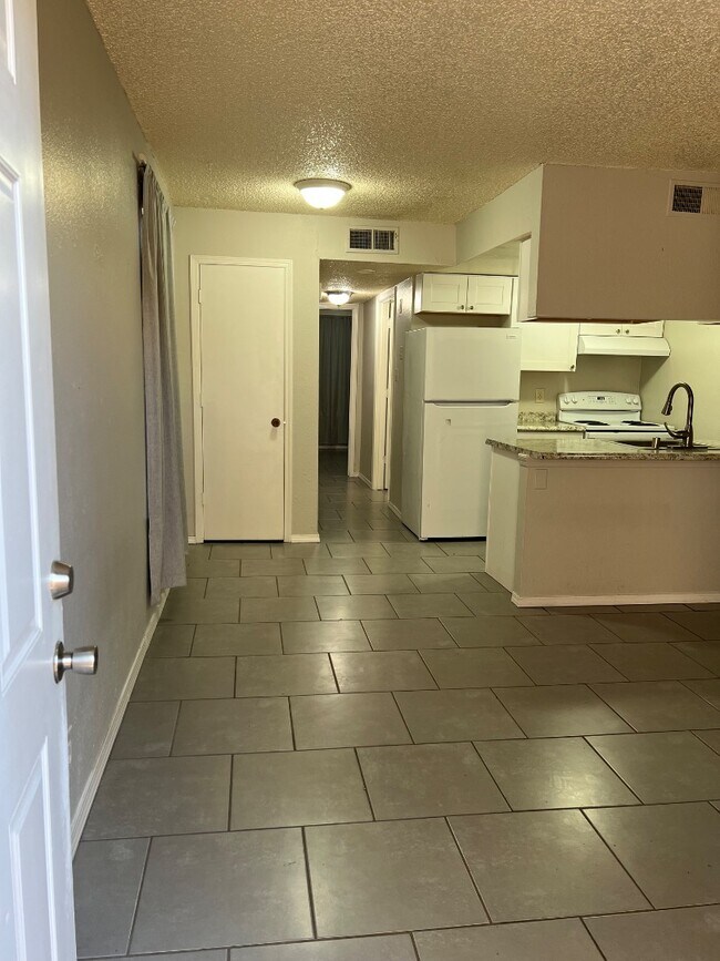 Building Photo - 912 San Pedro Dr SE