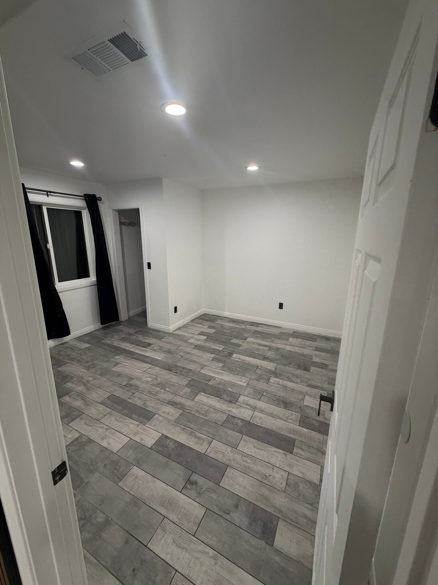 Building Photo - 2207 S Burnside Ave